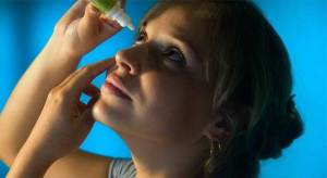 Woman Putting in Eye Drops 1280×480 e1524035985163.jpg